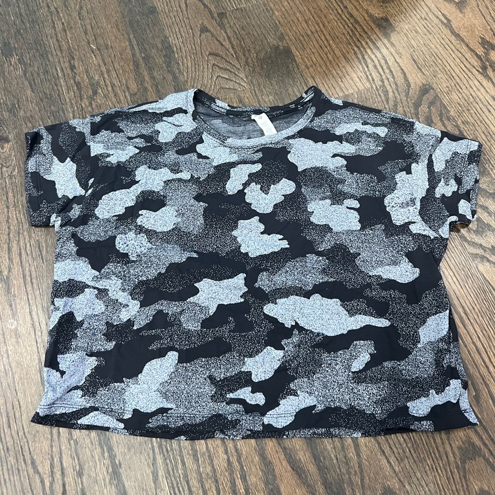 Lululemon cropped shirt